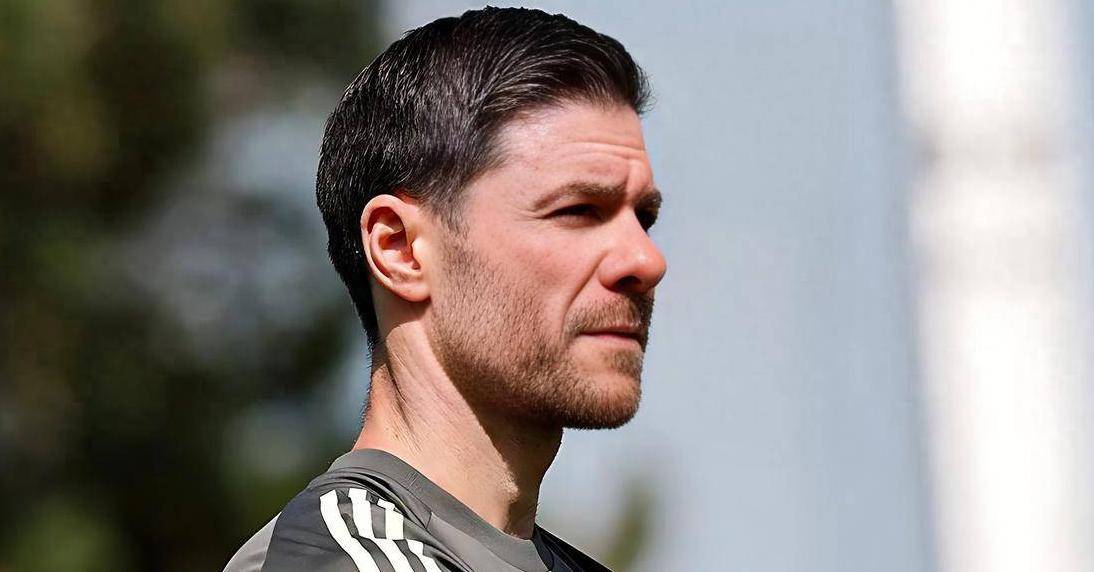 争议！欧冠决赛主裁判误判，曼城2-1利物浦，球迷怒扔围巾