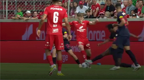 欧冠：萨尔茨堡对阵布兰！误判+送礼，布兰首回合惨败是不是意外？