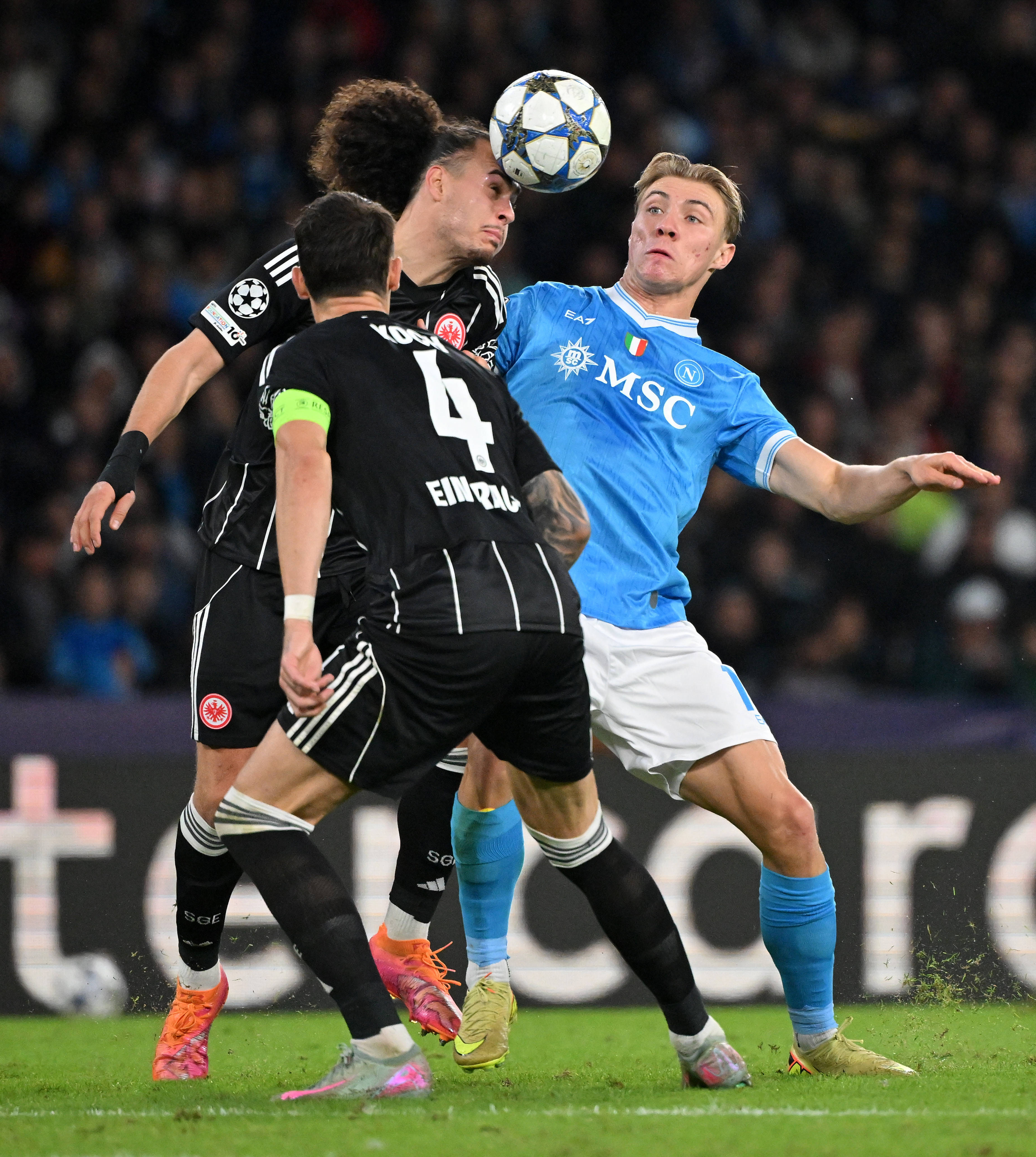 （体育）足球——欧冠：那不勒斯平法兰克福