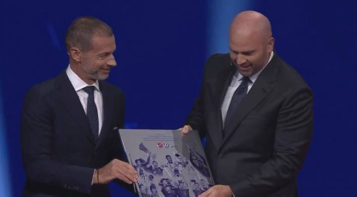 欧战全满贯!欧冠抽签仪式上,切尔西获颁欧足联特殊纪念牌