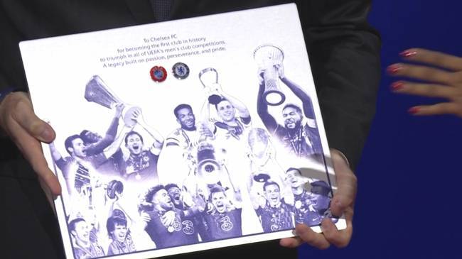欧战全满贯!欧冠抽签仪式上,切尔西获颁欧足联特殊纪念牌