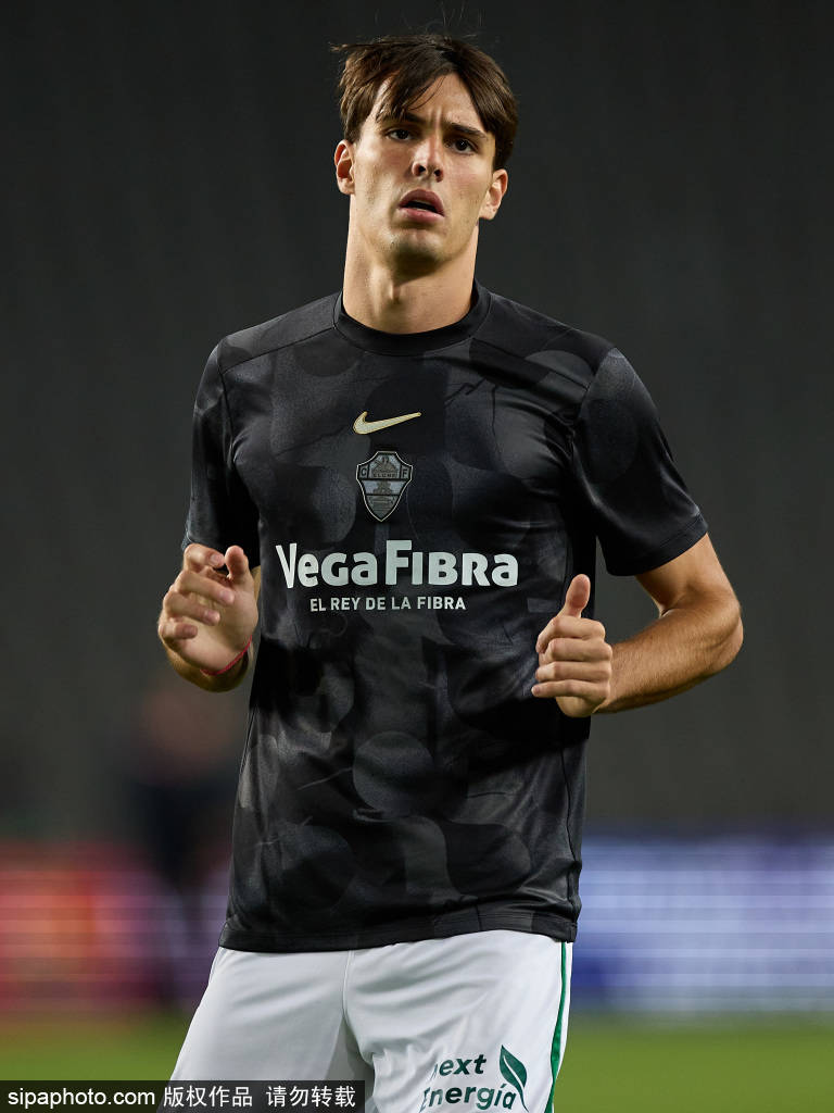 巴萨欧冠危机：佩德里缺阵与黄牌警告双重挑战