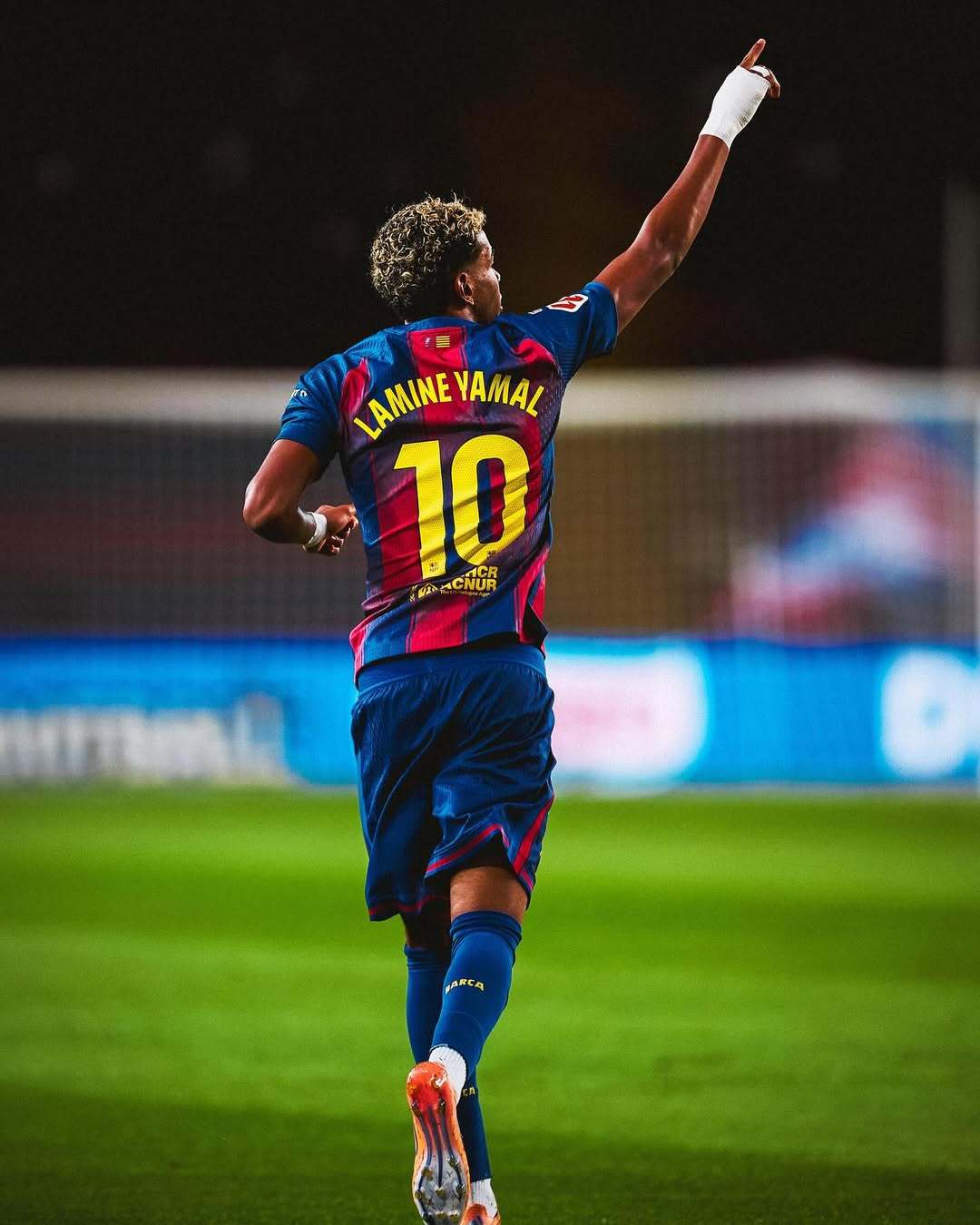 亚马尔德容身背黄牌,巴萨四名主力面临欧冠停赛风险