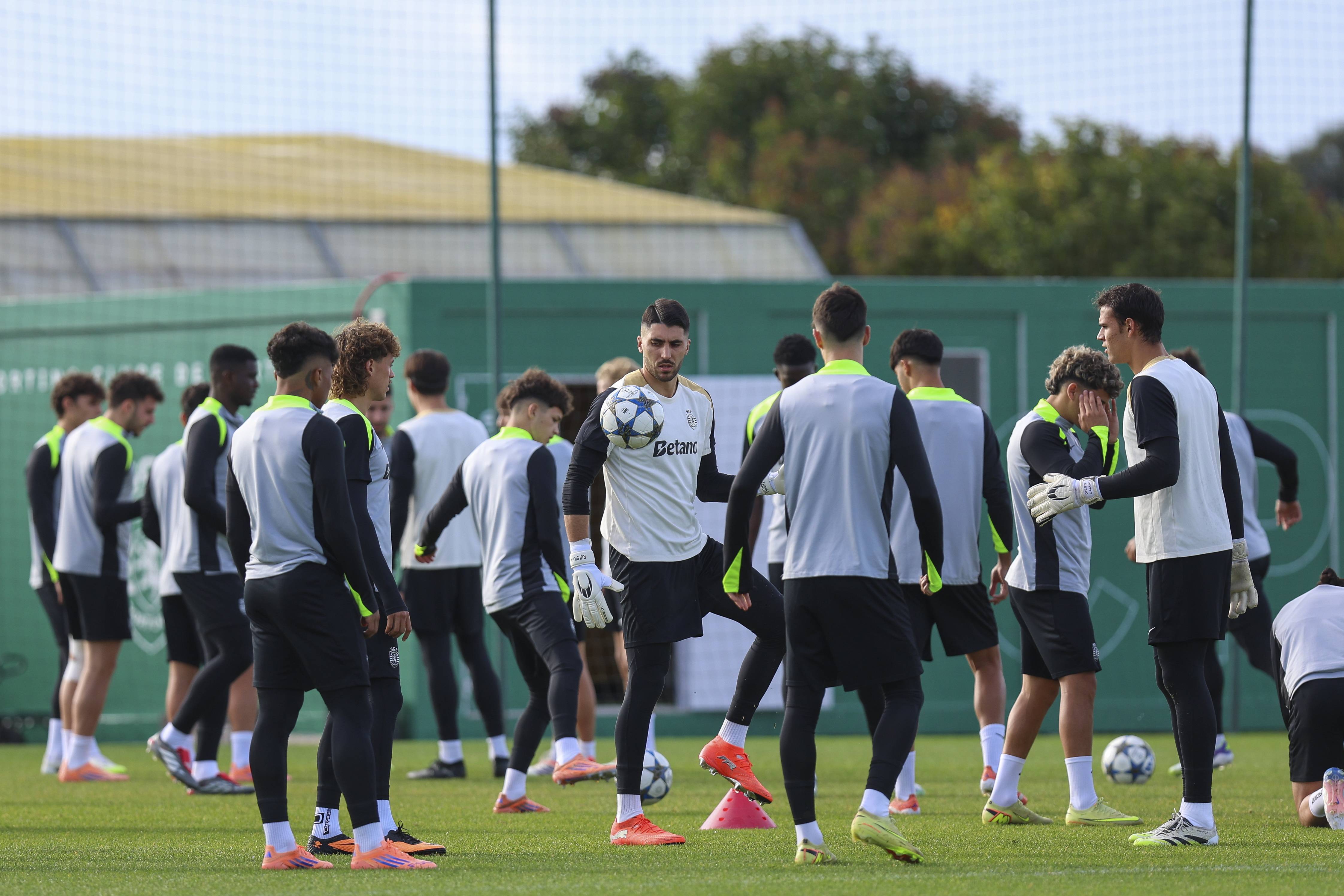 （外代二线）足球——欧冠联赛：葡萄牙体育赛前备战